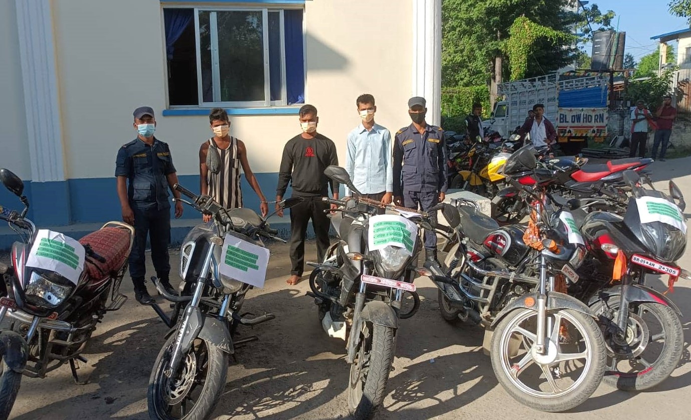 बारा प्रहरीद्वारा ३ जना मोटरसाइकल चोर पक्राउ